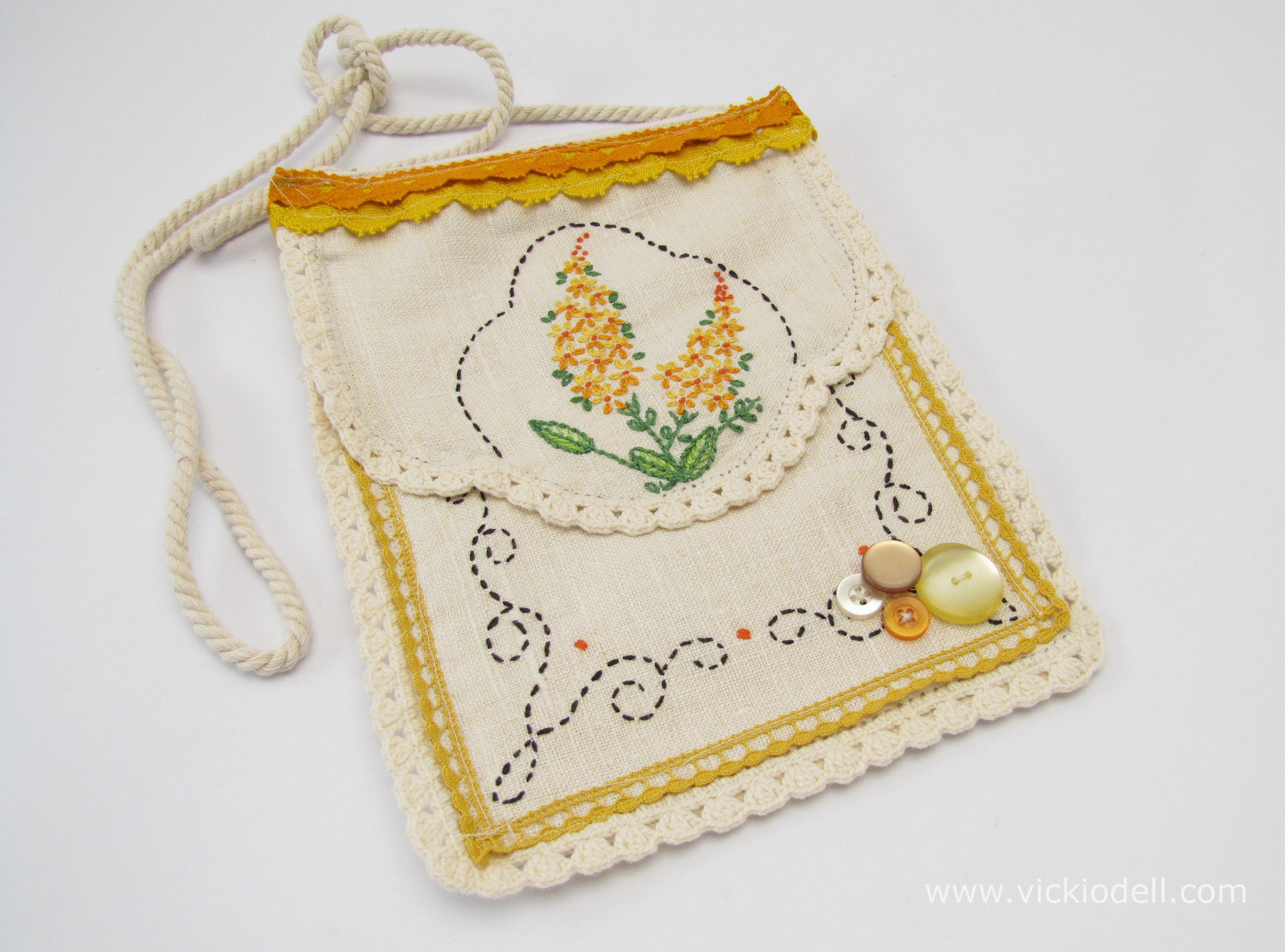 Thrifting Thursday – Embellish a Small Bag with Vintage Needlework